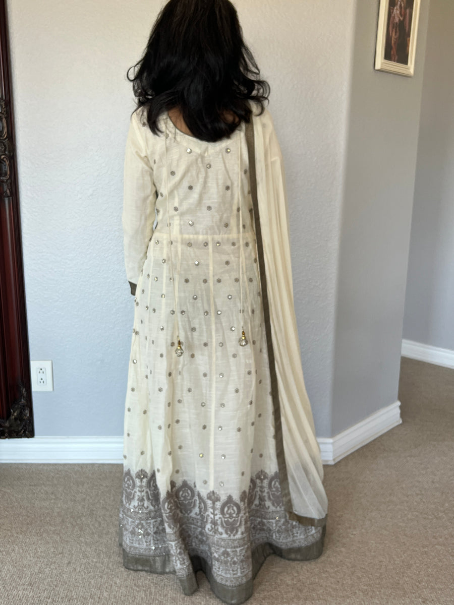 2-Piece Gown and Scarf Set