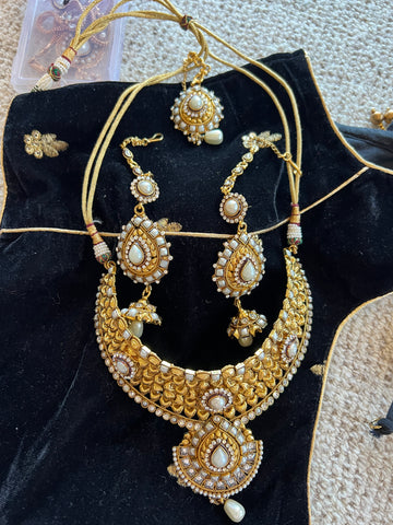 4-Piece Jewelry Set (Gold and Pearls)