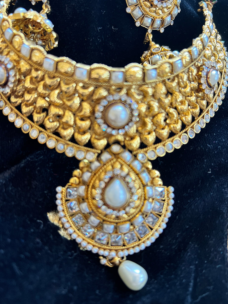 4-Piece Jewelry Set (Gold and Pearls)