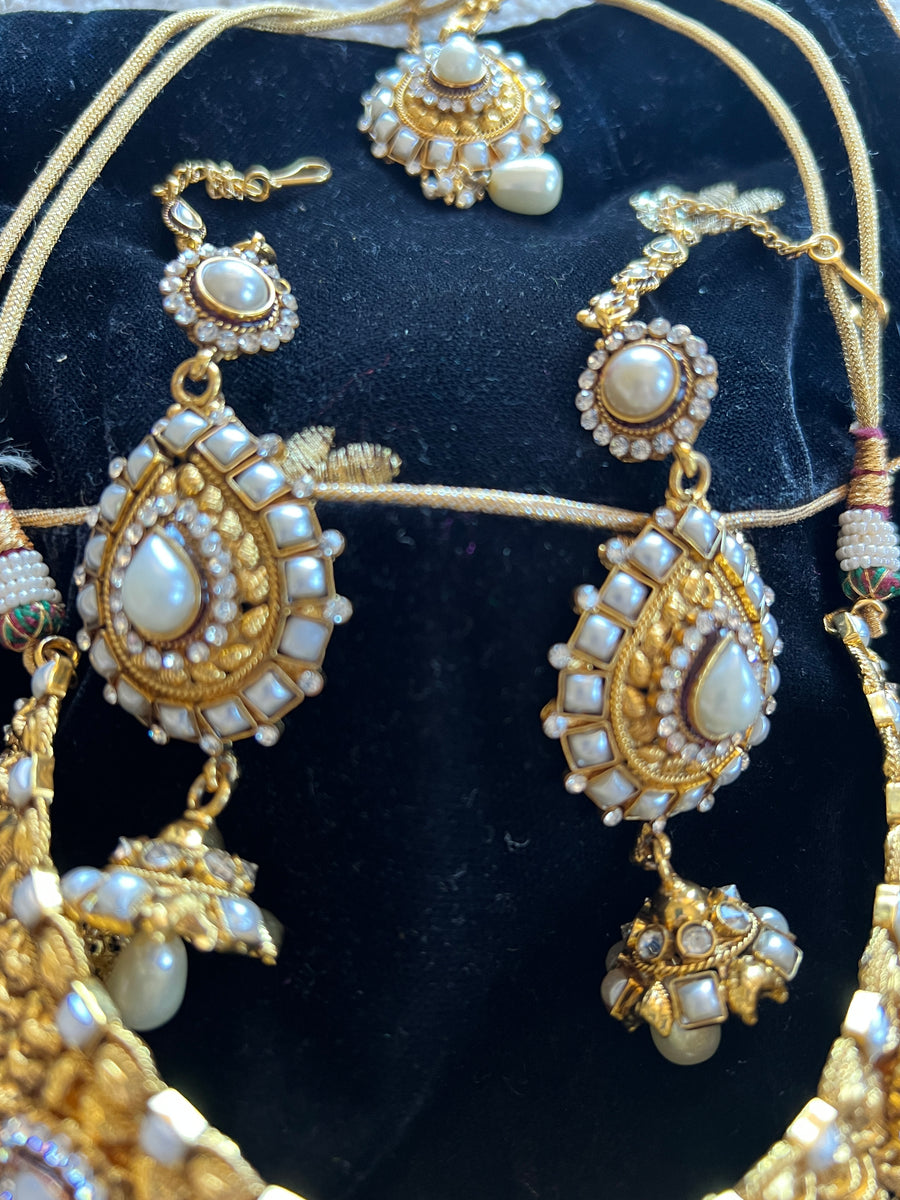 4-Piece Jewelry Set (Gold and Pearls)